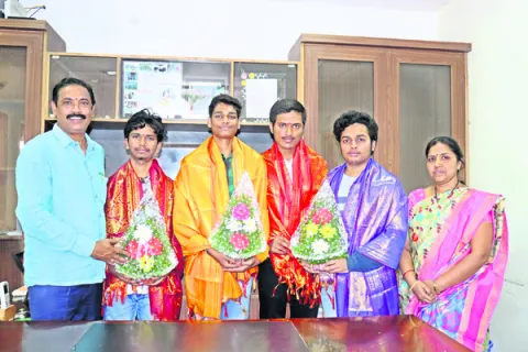 జేఈఈ అడ్వాన్స్‌డ్‌ ఫలితాల్లో మెరిసిన విద్యార్థులు