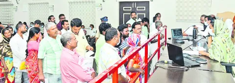 అర్జీల పరిష్కారంలో నిర్లక్ష్యం వద్దు 