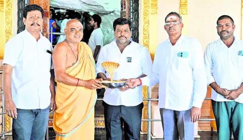 సోమేశ్వరస్వామివారికి నాగాభరణం బహూకరణ