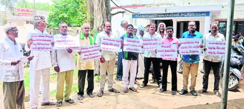 తోటపల్లి నిర్వాసితుల  సమస్యలు పరిష్కరించండి 