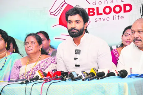 నడిరోడ్డుపై పోలీసుల థర్డ్‌ డిగ్రీ
