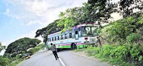 లారీని ఢీకొట్టిన బస్సు.. తప్పిన ప్రమాదం
