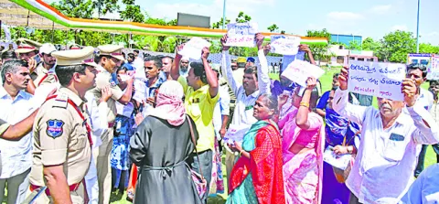 మా భూమిలోకి మమ్మల్ని రానివ్వడం లేదు