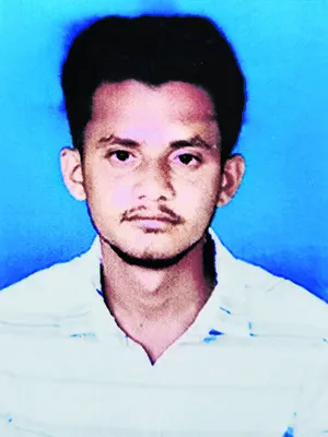 బైక్‌ అదుపు తప్పి యువకుడి మృతి 
