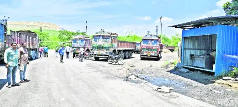 మా బతుకులు రోడ్డున పడ్డాయి..