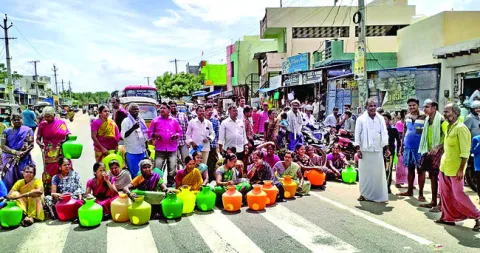 తాగునీటి కోసం  రాస్తారోకో