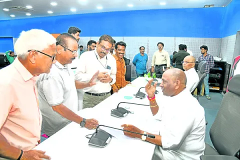 కోడి వ్యర్థాల అక్రమ రవాణాపై విచారణ డిమాండ్‌ 