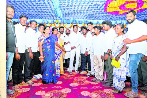పేదల ఆత్మగౌరవానికి ప్రతీక సొంతిళ్లు