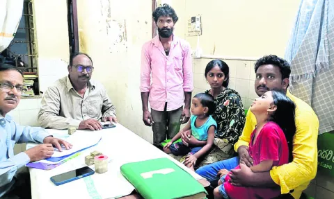 పిల్లలతో కలిసి తల్లి ఆత్మహత్యాయత్నం 
