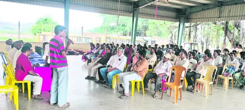 టార్గెట్లు పూర్తి చేయడం మా వల్ల కాదు 