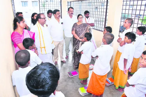 సంస్కృత విద్యా పీఠం సందర్శించిన ఈఓ