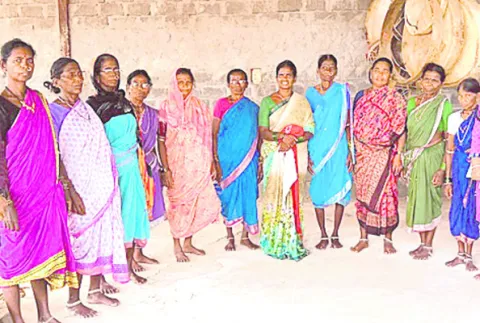 సీతక్కకు గిరిజనశాఖ కేటాయించాలి
