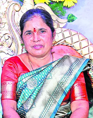 బైక్‌పైనుంచి పడిన మహిళ..
