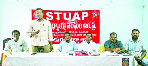 ఉద్యోగులకు పీఆర్‌సీ ఎప్పుడిస్తారు? 