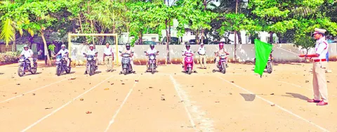 స్లో బైక్‌ రైడింగ్‌ పోటీలు 
