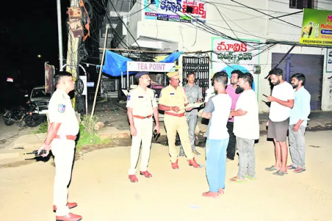 లాడ్జీల్లో విస్తృతంగా తనిఖీలు 