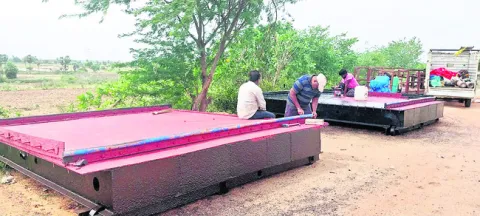 ఎస్కేప్‌ షట్టర్‌లు బిగించేందుకు ఏర్పాట్లు