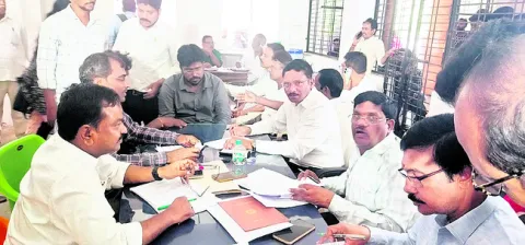సెలవు రోజూ తప్పని తిప్పలు 