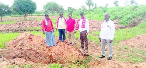 పోడు రైతులపై కక్షసాధింపు సరికాదు 