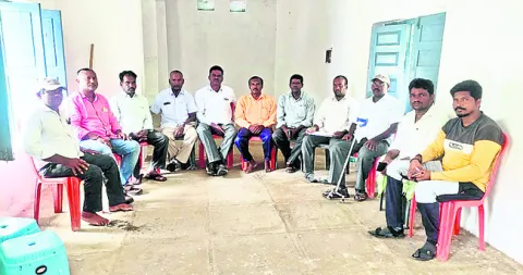 దివ్యాంగులు హక్కుల కోసం ఉద్యమించాలి
