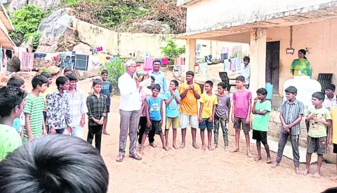 చిన్నారులతో ఆటవిడుపు
