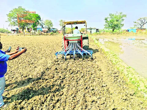 బురద అంటకుండానే వరిసాగు..