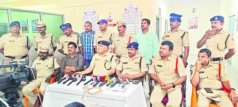 జీఆర్‌ఎఫ్‌ డీఎస్పీ అక్కేశ్వరరావు 
