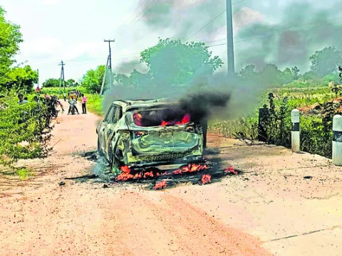 కారు దగ్ధం.. ప్రయాణికులు క్షేమం 
