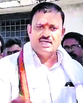 రావి శ్రీనివాస్‌పై సస్పెన్షన్‌ వేటు