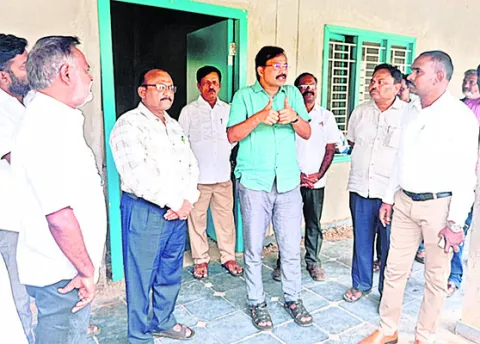 ఉన్నత పాఠశాలల్లో వసతుల పరిశీలన 
