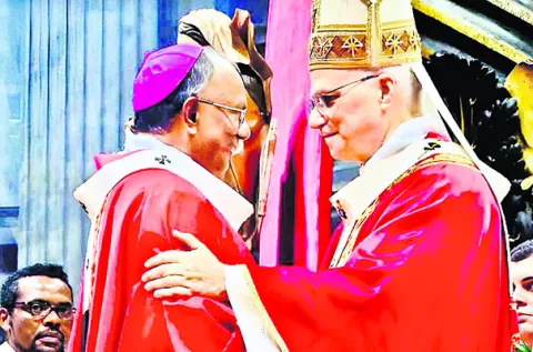 విశాఖ అగ్రపీఠాధిపతికి పాల్లియం ప్రదానం 
