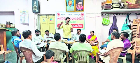 ప్రభుత్వ పాఠశాలలను బలోపేతం చేయాలి 