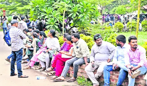 ఇంజినీరింగ్‌ అసిస్టెంట్ల పడిగాపులు 