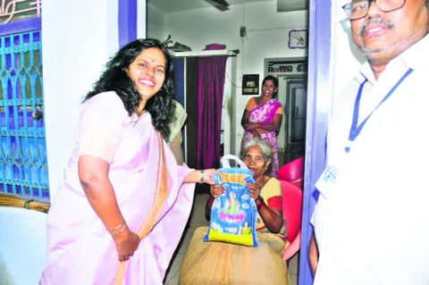 జిల్లాలో 32 శాతం రేషన్‌ పంపిణీ పూర్తి 