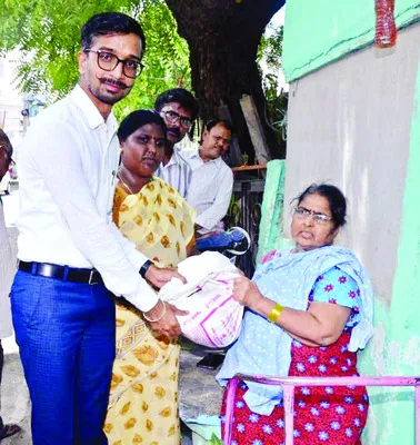 వారికి ఇంటి వద్దనే  రేషన్‌ ఇవ్వండి 