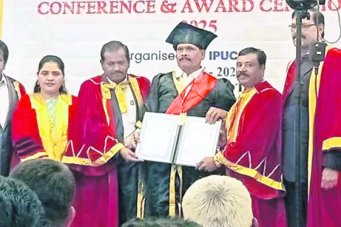 డాక్టర్‌ ఆఫ్‌ సోషల్‌ వర్కర్‌ అవార్డుకు ఎంపిక