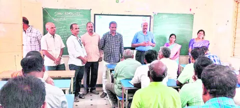 వెన్నుపోటు దినంకు వెళ్లొద్దని బెదిరింపులు 
