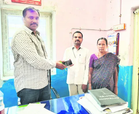 పోగొట్టుకున్న సెల్‌ఫోన్‌ బాధితుడికి అప్పగింత