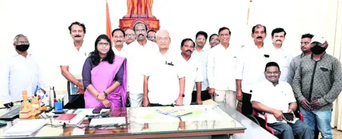 ఇళ్ల నిర్మాణంలో ప్రగతి సాధించాలి 