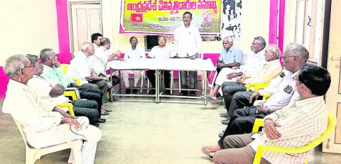 చేతివృత్తులను ఆదరించాలి 