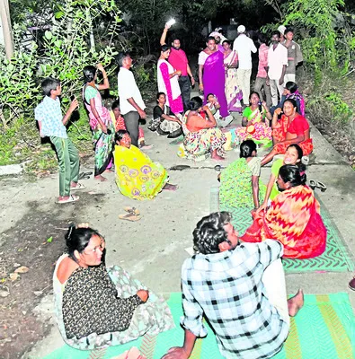 ‘డబుల్‌’ ఇళ్లను ఆక్రమించుకున్న పేదలు