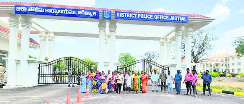 ఎస్పీ కార్యాలయం ఎదుట ఆందోళన