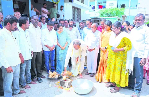 పట్టణానికి నలువైపులా మార్కెట్లు