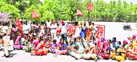 పేదలకు ఇళ్ల పట్టాలివ్వాలని ధర్నా