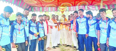 యువత క్రీడల్లోనూ రాణించాలి 