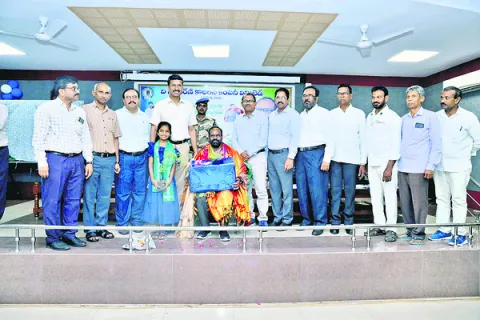 బంగారు భవిష్యత్‌కు బాటలు వేద్దాం