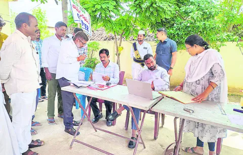 పంటల విస్తీర్ణాన్ని బట్టి ఎరువులు అందజేయాలి