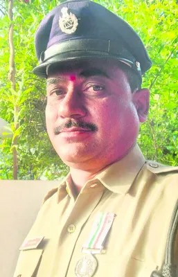 బైక్‌ అదుపుతప్పి  హెడ్‌కానిస్టేబుల్‌ మృతి