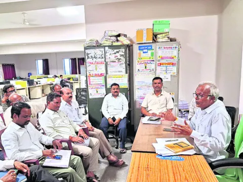 ప్రభుత్వ పాఠశాలల్లో ప్రవేశాలు పెంచాలి