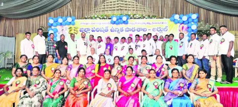 పాతికేళ్లకు కలిశారు..